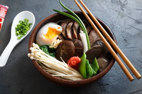 Asiático Shiitake, Enoki, cebolinha Ovo de cogumelos Macarrão ou ramen — Fotografia de Stock