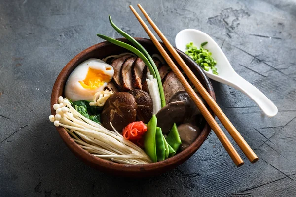 Asiático Shiitake Enoki cebolla de primavera Hongos huevo fideos o ramen —  Fotos de Stock