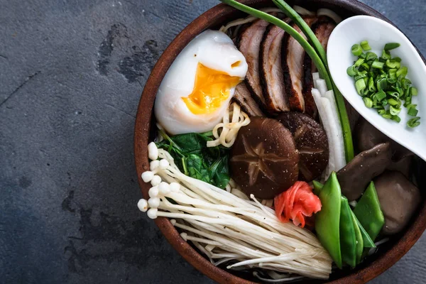 Ramen-Nudelschüssel mit Ei, Enoki, Shiitake-Pilzen, Ente und Zwiebeln — Stockfoto