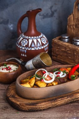 Patates, ojaxuri, ahşap bir masada kırmızı şarap ile geleneksel Gürcü yemeği ile kavrulmuş et