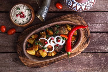 Kavrulmuş domuz eti ve patates ile ceviz sosu ve şarap, Gürcü çanak ojahuri Marine