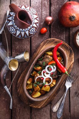 Ojaxuri, kavrulmuş domuz eti ve patates soğan ve nar tohumları ile. Üstten Görünüm.
