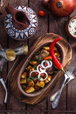 Ojaxuri, kavrulmuş domuz eti ve patates soğan ve nar tohumları ile. Üstten Görünüm.