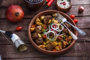 Kavrulmuş et ve patates soğan ve şarap ile büyük seramik tabak. Geleneksel Gürcü yemeği ojaxuri.