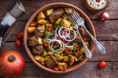 Kavrulmuş et ve patates soğan ve şarap ile büyük seramik tabak. Geleneksel Gürcü yemeği ojaxuri.