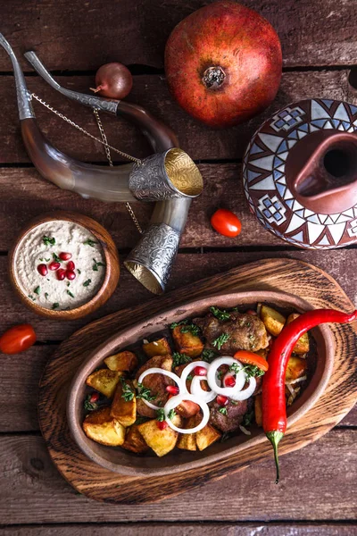 Маринований смаженої свинини і картопля з соусом волоські горіхи і вино, Грузинська страва ojahuri — стокове фото