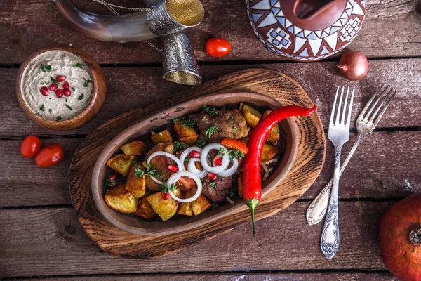 Kavrulmuş domuz eti ve patates ile ceviz sosu ve şarap, Gürcü çanak ojahuri Marine