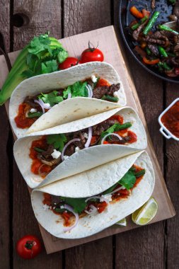 Sığır eti ve ızgara sebzeler kırmızı biber, kırmızı soğan, domates ile Meksika salata. Üstten Görünüm