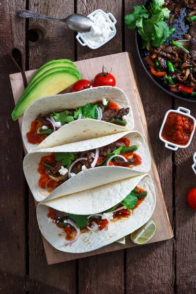 Mexicaanse fajitas met rundvlees en gegrilde groenten paprika, rode ui, tomaat. Bovenaanzicht — Stockfoto