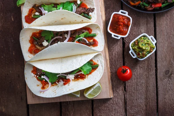 Boven weergave van tarwe wraps met Mexicaanse varkensvlees fajitas, selectieve aandacht — Stockfoto