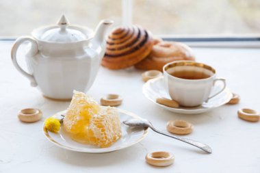 Bir tabak ve çaydanlık, beyaz baackground ballı çay bardak