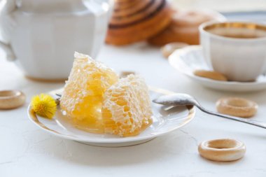 Honecomb çiçek, bir plaka üzerinde görünümü kapatın