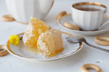 Beyaz zemin üzerine ballı çayı