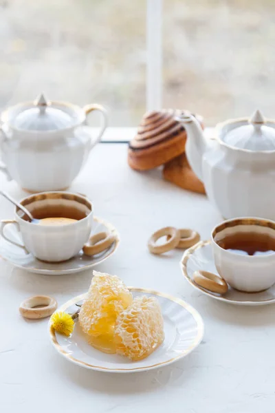杯茶的蜂蜜板和茶壶，白色 baackground — 图库照片