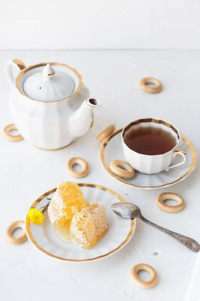 白色背景上的蜂蜜茶 — 图库照片