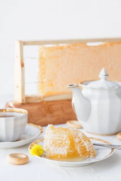 杯茶的蜂窝状、 白色背景上的百吉饼 — 图库照片