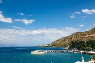 Uzun taş iskele denize, Loutraki, Yunanistan