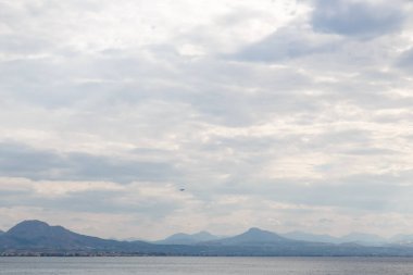 Mavi gökyüzü. Gökyüzü ve deniz. Gökyüzü ve dağ. Gökyüzü bulutlu. Gökyüzü ve gündoğumu. Gökyüzü ve güneş ışığı