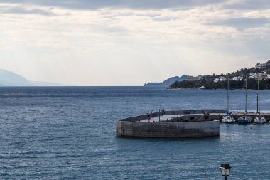 Sunrisse uzun üzerinde denize, Loutraki Yunanistan taş iskele