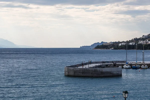 Sunrisse přes dlouhé kamenné molo do moře, Řecko Loutraki — Stock fotografie