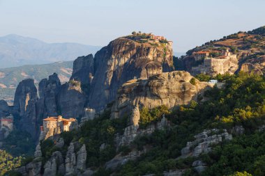 Yunanistan. Meteora - inanılmaz kumtaşı kaya oluşumları. Gündoğumu Holly manastırda