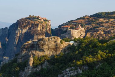 Yunanistan. Meteora - inanılmaz kumtaşı kaya oluşumları. Gündoğumu Holly manastırda