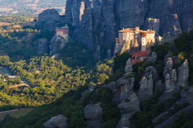 Yunanistan. Meteora - inanılmaz kumtaşı kaya oluşumları. Gündoğumu Holly manastırda