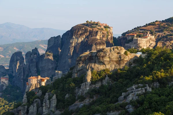 Grecia. Meteora - increíbles formaciones rocosas de arenisca. El Monasterio de Holly al amanecer — Foto de Stock