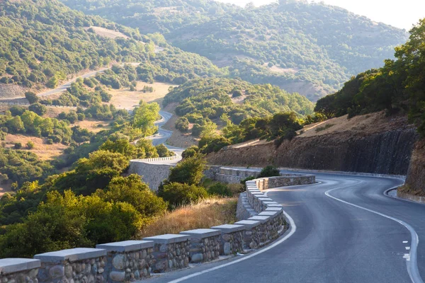 Извилистая горная дорога в Греции, Каламбака — стоковое фото