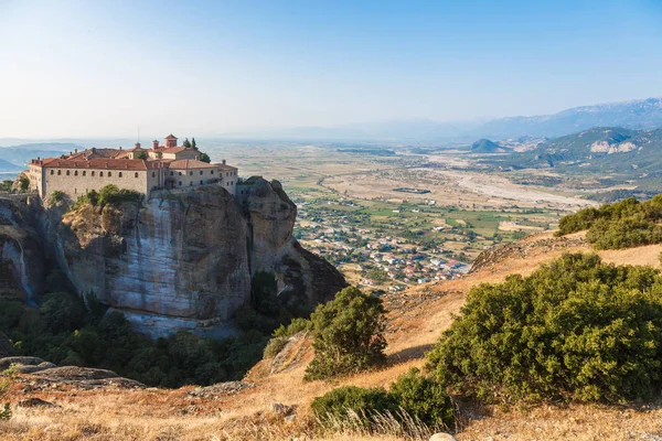 Monasterio de San Esteban en Meteora rocas, lo que significa suspendido en el aire en Trikala, Grecia — Foto de Stock
