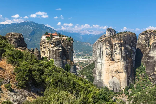 Meteora monasteries. Beautiful view on the Holy Monastery of Great Meteofo placed on the edge of high rock at sunrise, Kastraki, Greece. — Stock Photo, Image