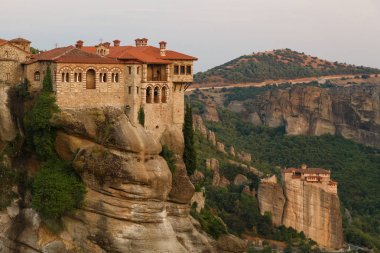 Varlaam kutsal Manastırı, ön planda Meteora, Yunanistan