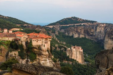 Varlaam kutsal Manastırı, ön planda Meteora, Yunanistan