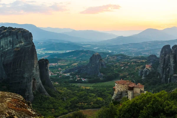 Grecia. Meteora es increíbles formaciones rocosas de arenisca. El Monasterio de Rousanou en el fondo . — Foto de Stock