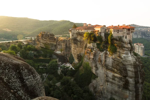 Hermosa vista de la mañana en el Santo Monasterio de Varlaam en el borde de la roca alta. Kastraki, Grecia — Foto de Stock