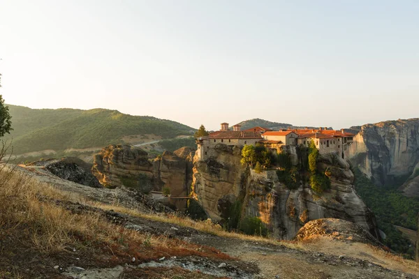 Hermosa vista de la mañana en el Santo Monasterio de Varlaam en el borde de la roca alta. Kastraki, Grecia — Foto de Stock