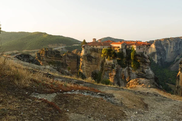 Varlaam kutsal Manastırı yüksek rock kenarında çok güzel bir sabah görünümü. Kastraki, Yunanistan — Stok fotoğraf