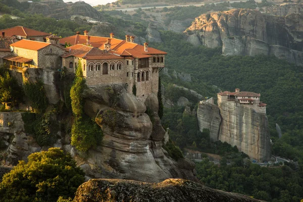 Monasterios de Meteora Vista sobre el Monasterio Santo de Varlaam y el Monasterio de Roussanou en el fondo. Kastraki, Grecia — Foto de Stock