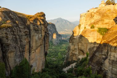 meteora sabah Yunanistan dağın zirvesinde Manastırı ile peyzaj
