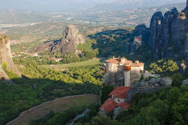 Manastır Roussanou Meteora, Yunanistan dağın zirvesinde sabah üzerinde güneş ışığı — Stok fotoğraf