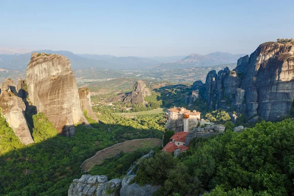 Manastır Roussanou Meteora, Yunanistan dağın zirvesinde sabah üzerinde güneş ışığı — Stok fotoğraf