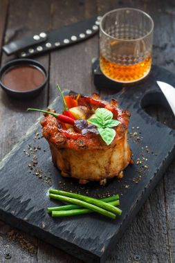 Baharatlı sıcak ızgara taç kaburga ile eski bir vintage ahşap kesme tahtası üzerinde hizmet vegs içinde