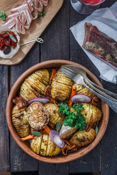 Cartofi cu morcovi se închid într-un castron, în stil vertical, rustic — Fotografie, imagine de stoc