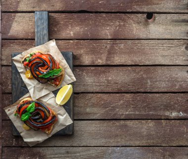 Izgara patlıcan ve biber en iyi manzaralı, iki Bruschettas yerleştirmek için metni