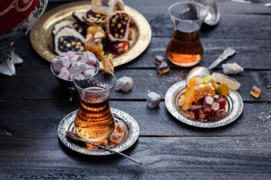 Rustik ahşap üzerine oryantal tatlılar ile Türk çay bardak