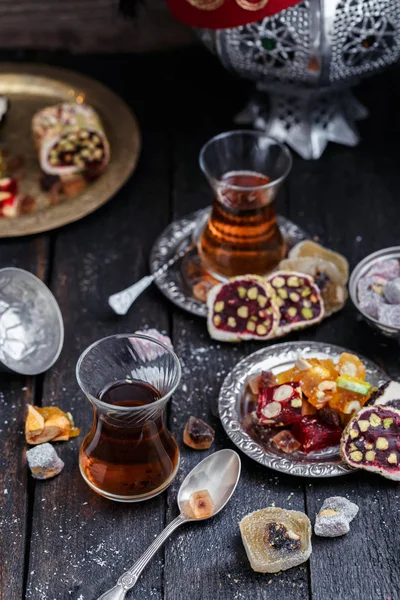 Tasses de thé turc avec des bonbons orientaux sur bois rustique — Photo