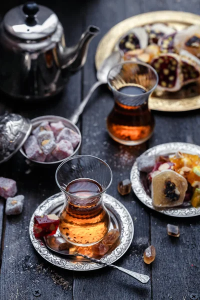 Thé dans des verres turcs traditionnels avec des délices orientaux et des bonbons — Photo