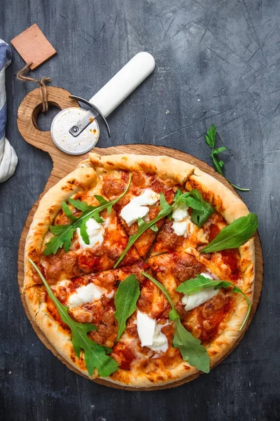 Pyszne domowe pizza Margherita z pomidor, mozarella i bazylia. Widok z góry — Zdjęcie stockowe