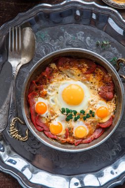 Tedavi et, Türk kahvaltı pastirmali yumurta ile kızarmış yumurta Üstten Görünüm