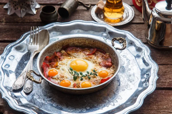 Desayuno tradicional turco con huevos y pastirma, con vajilla de té y metal —  Fotos de Stock